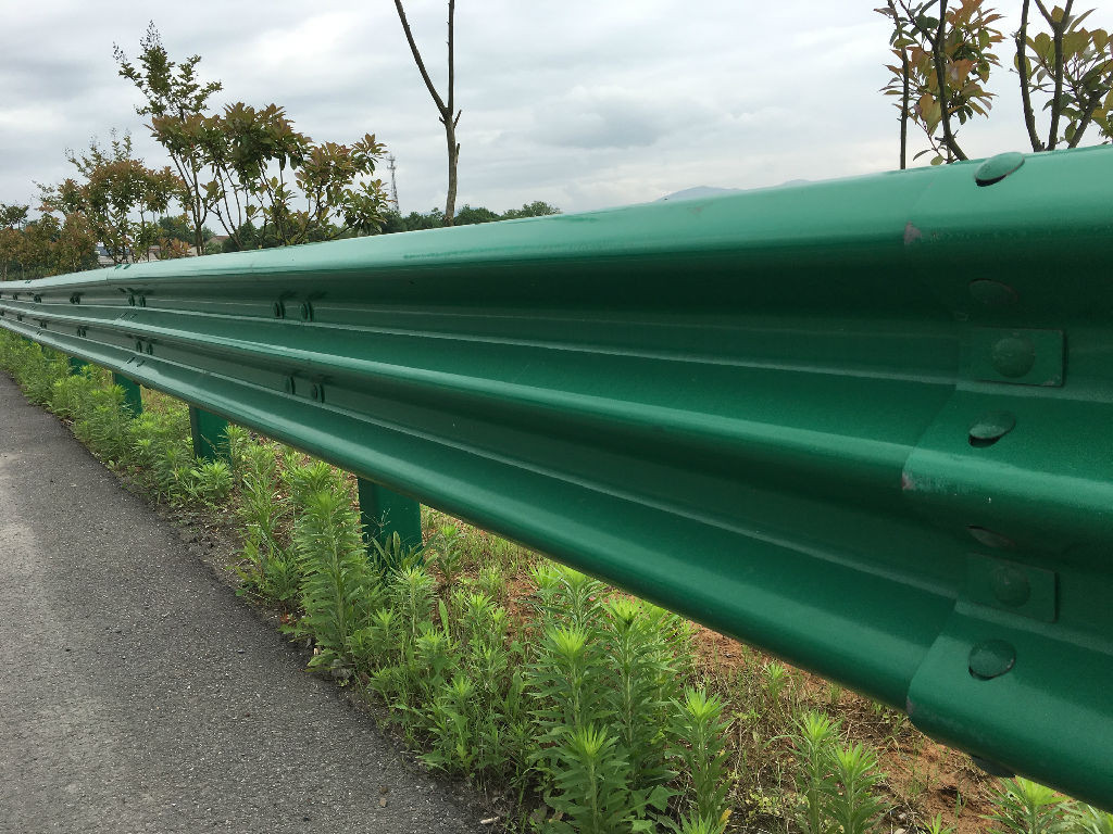 波形護(hù)欄立柱遇到石頭打不下去怎么辦？